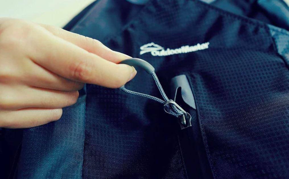 Pflegen Sie die Reiverschlsse des Rucksacks in 2 einfachen Schritten. Saubere Wandertasche von YKK Pflegen Sie die Reiverschlsse des Rucksacks in 2 einfachen Schritten. Saubere Wandertasche von YKK